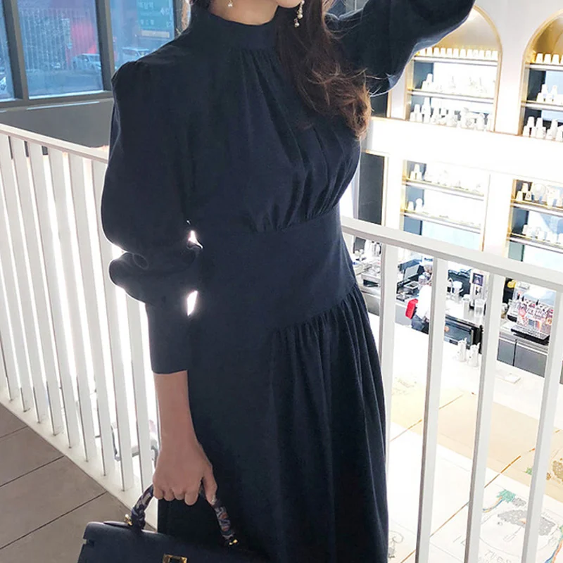 Женское однотонное платье трапеция с пышными рукавами темно синее повседневное