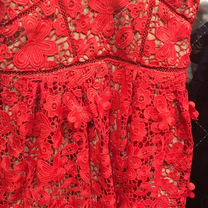 Женское платье на бретелях TWOTWINSTYLE элегантное кружевное средней длины с v