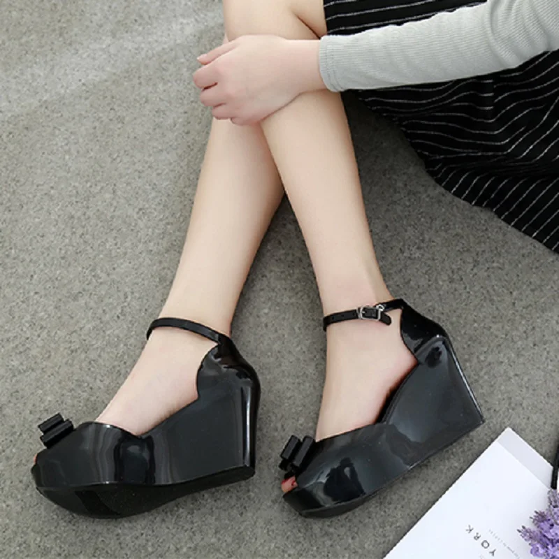 Женские пляжные сандалии с открытым носком туфли желе на очень высокой танкетке