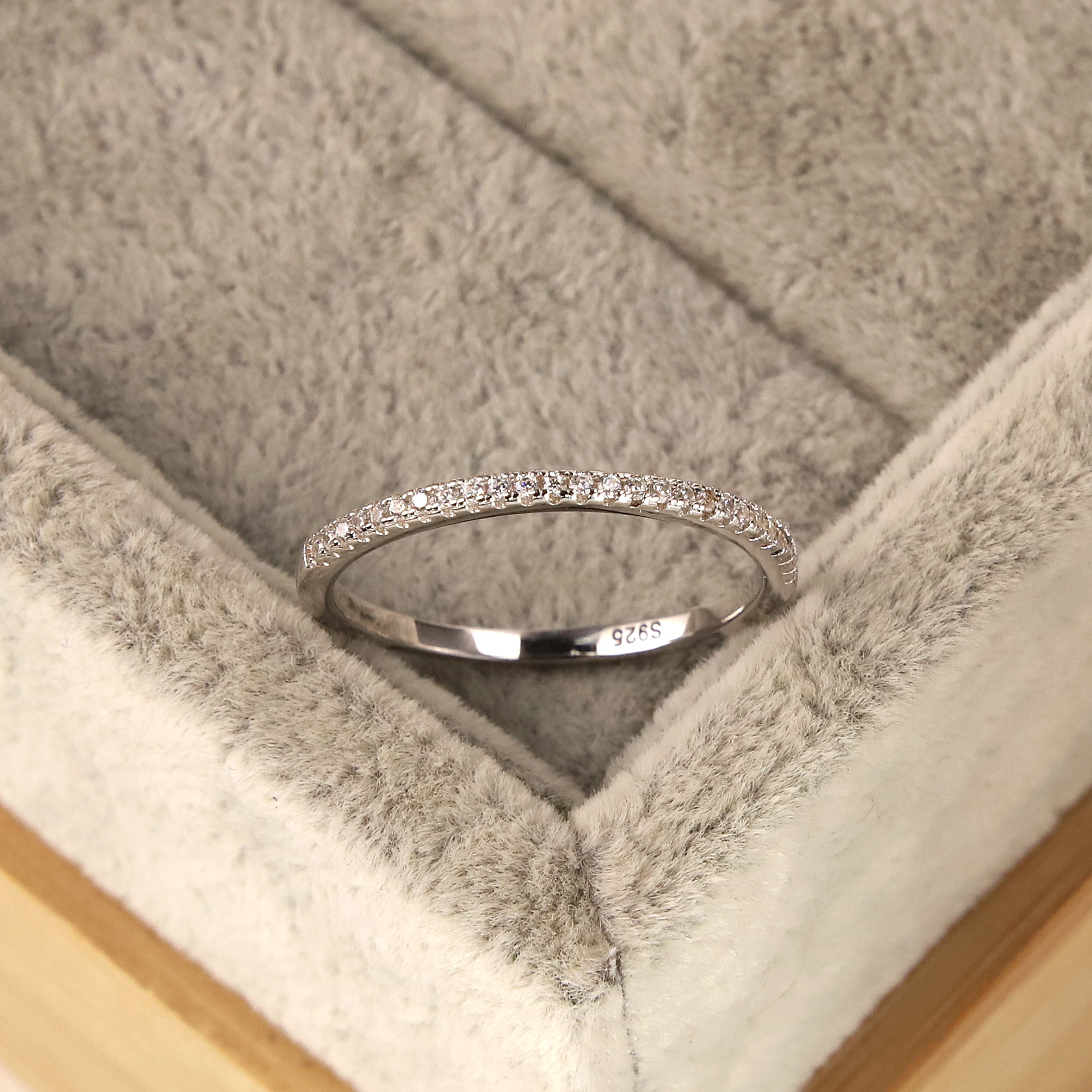 

Женское кольцо из серебра 925 пробы с фианитами