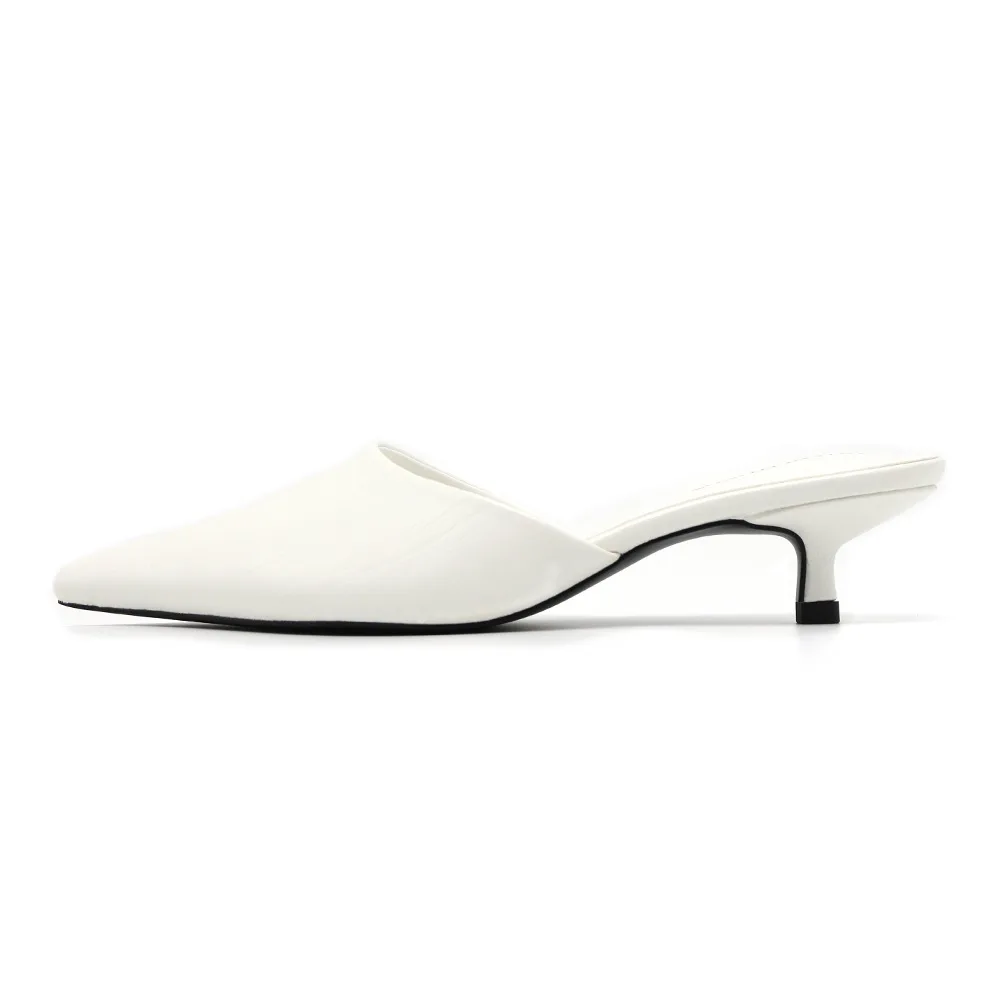 820-6 White GENSHUO; коллекция года; сезон лето; модные женские шлепанцы с острым носком; Цвет белый; женские шлепанцы на низком каблуке; Цвет Черный; пляжные шлепанцы; Matal Design - Цвет: 820-6 White