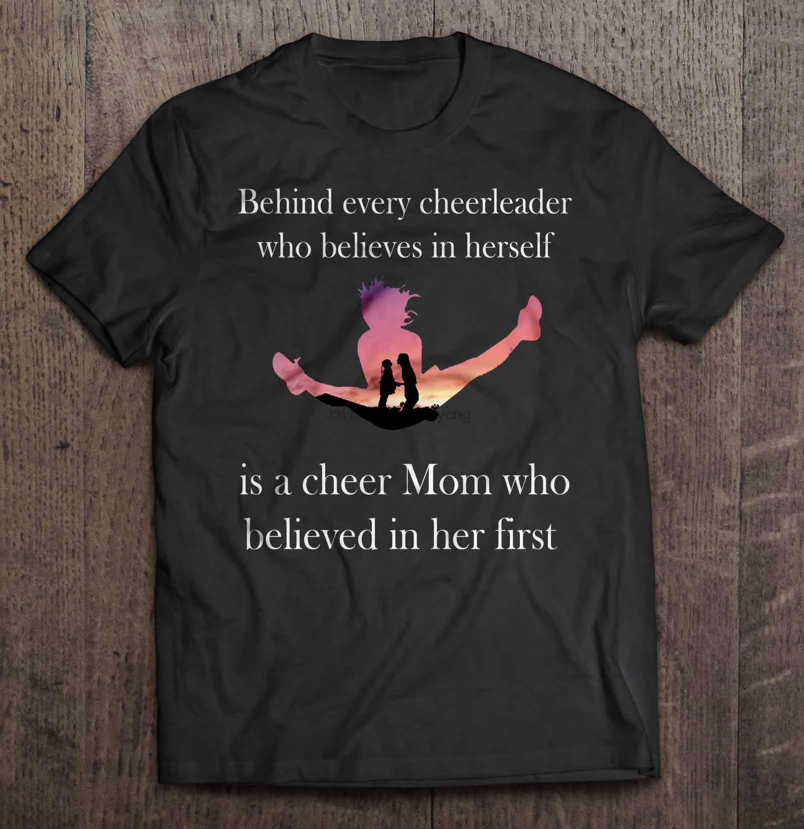 Мужская футболка за каждым чирлиджером который верит в себя это надпись Cheer MOM