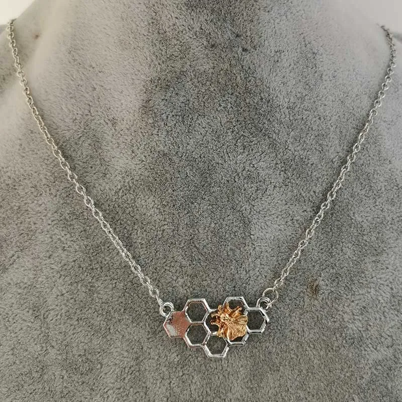 Женское серебряное ожерелье-чокер с подвеской в виде пчелы