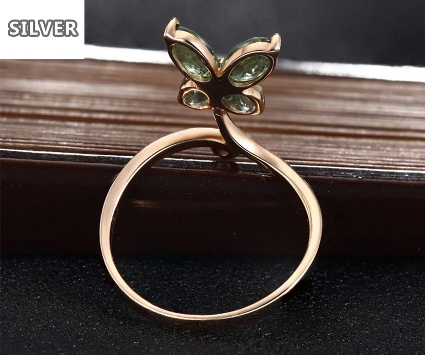 Кольцо с изумрудом покрытое розовым золотом со стрекозой кольцо зеленым