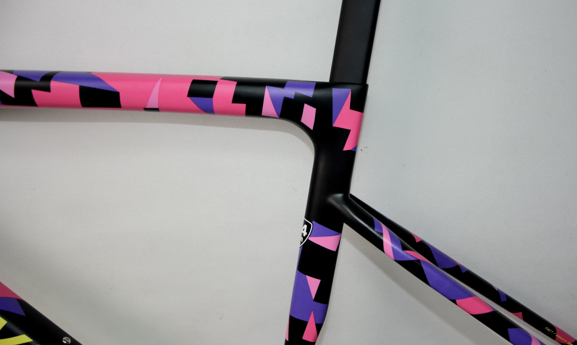 

High quality carbon road bike frame BB30 bottom bracket suitable for Di2 group 700C carbon frameset gloss white rainbow color
