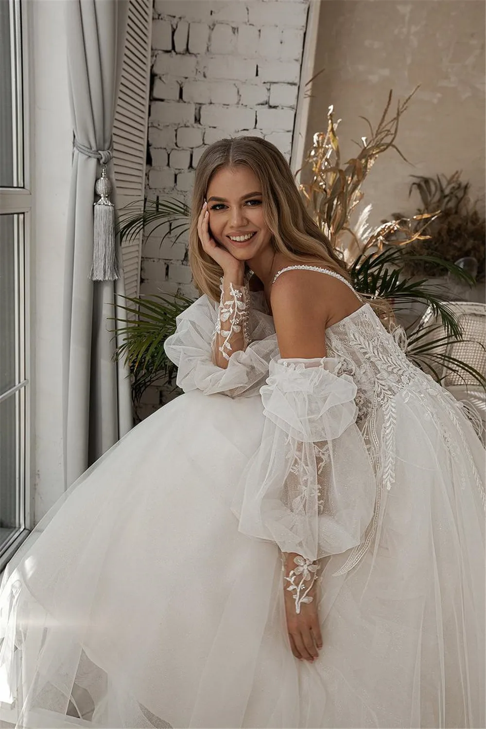 

A-line Beach Wedding Dress Long Puff Sleeve Lace Bridal Gown Feathers Custom Made Princess Wedding Party Gowns Boho Plus Size