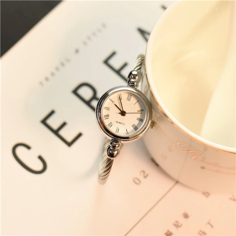

Fashion Women's Luxury Watches Quartz Watch Stainless Steel Dial Casual Bracelet Girls Quartz Wrist Watch Clock Gift Outdoor