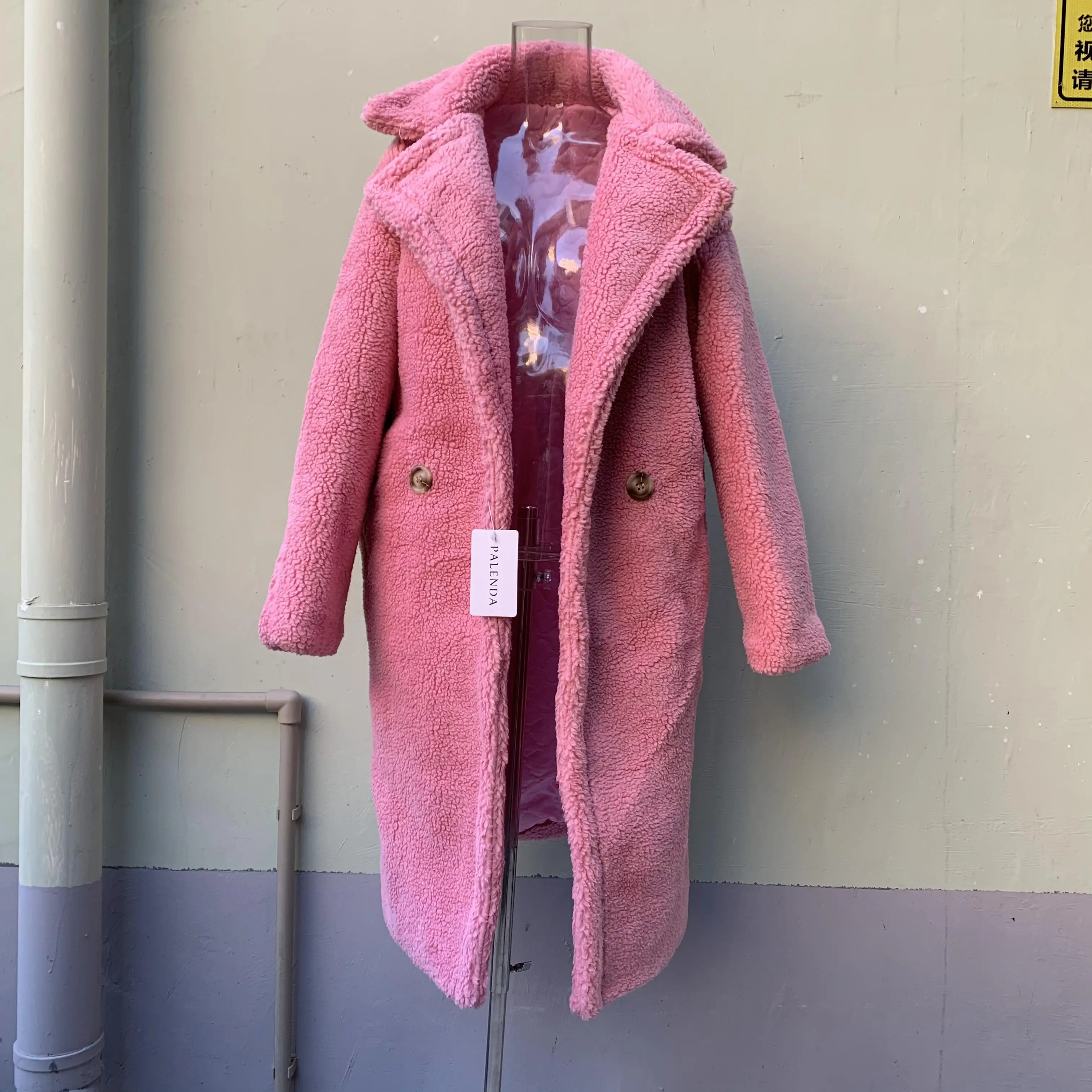 Женское пальто с карманами зимнее длинное теплое из искусственного меха мишки