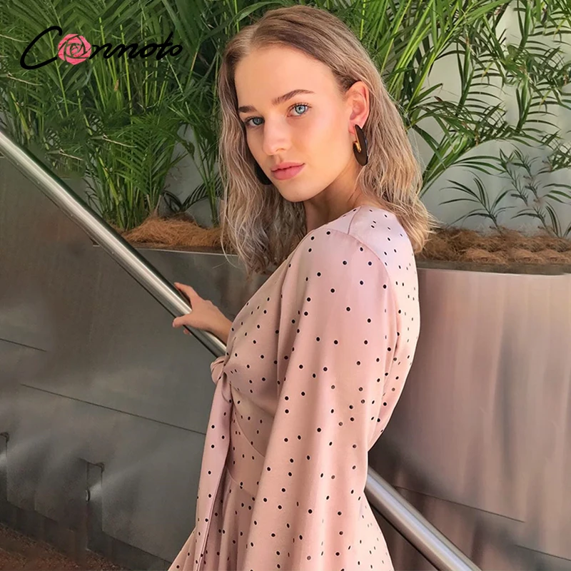 Conmoto Розовое платье в горошек атласное с высокой талией длинное