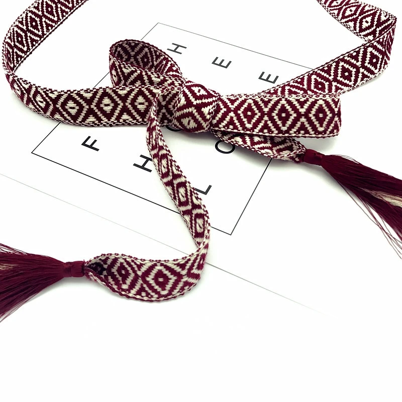 Женский пояс в клетку черный и белый с тонкими кисточками украшенный веревкой