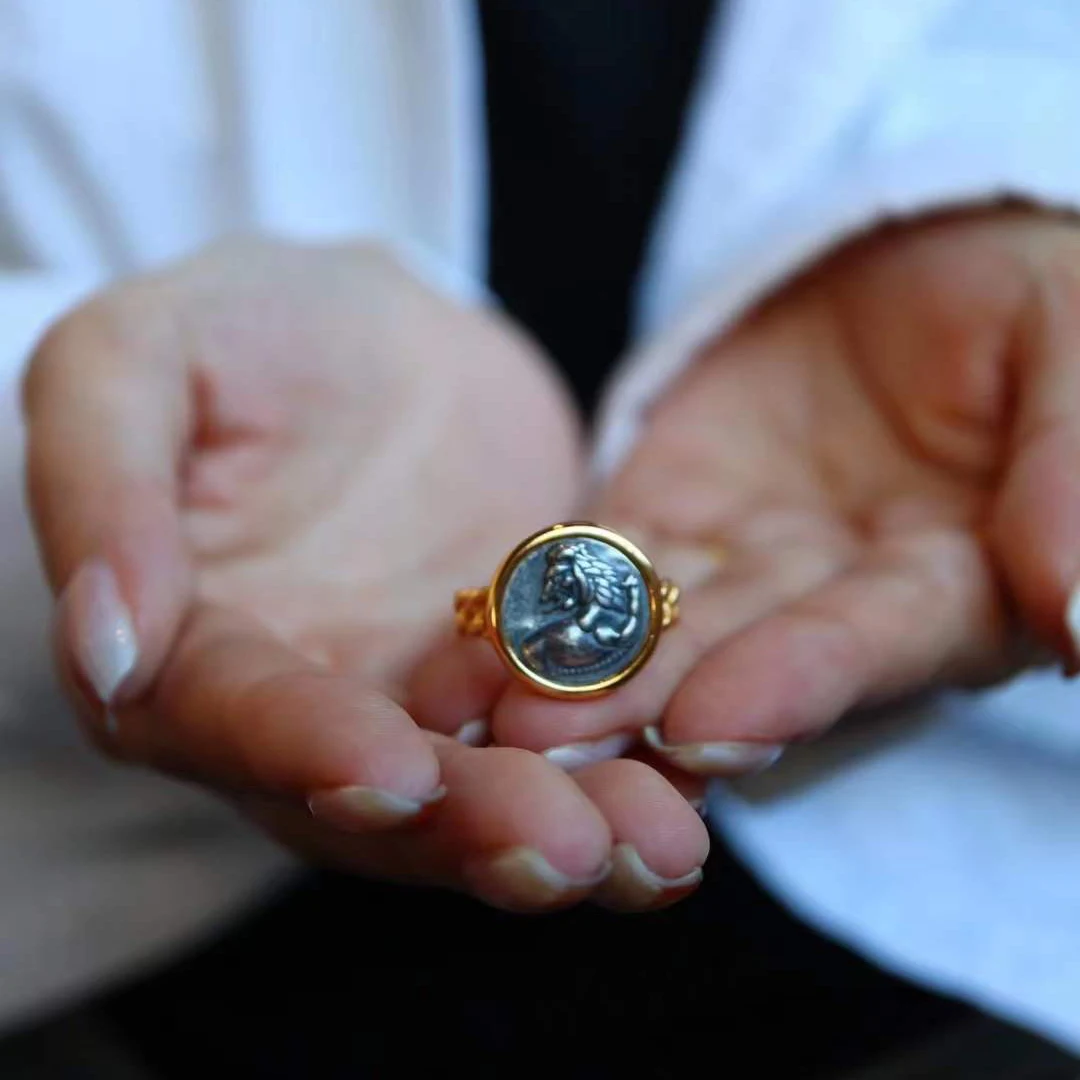 Дублирующее древнее греческое серебряное кольцо в виде льва |