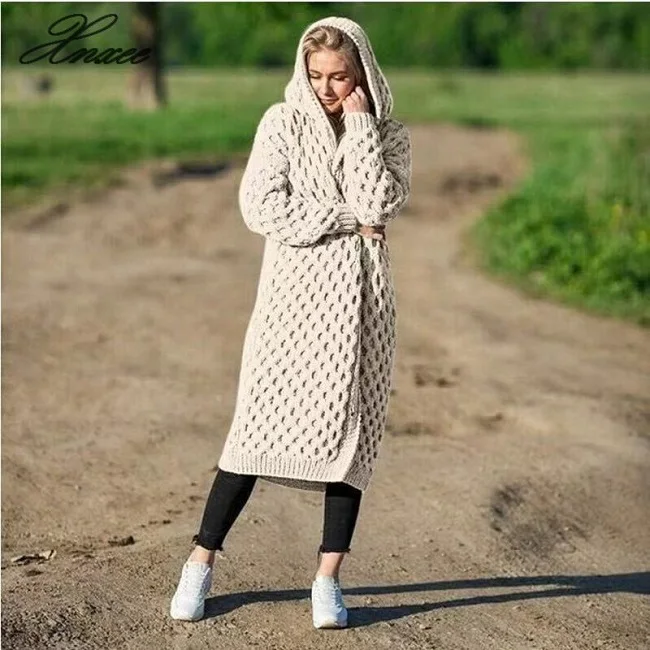 Женское облегающее длинное пальто с капюшоном однотонное трикотажное на
