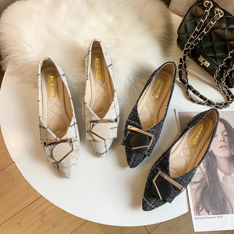 Женские туфли на плоской подошве дышащие с металлическим украшением и острым