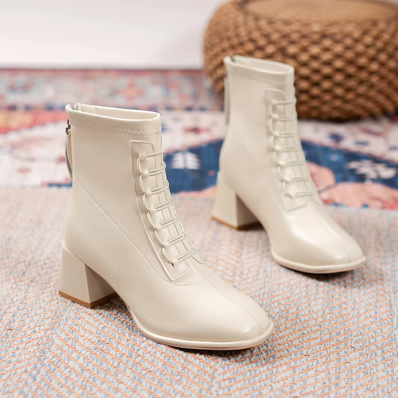 Женские ботинки на молнии черные резиновые до щиколотки высоком каблуке