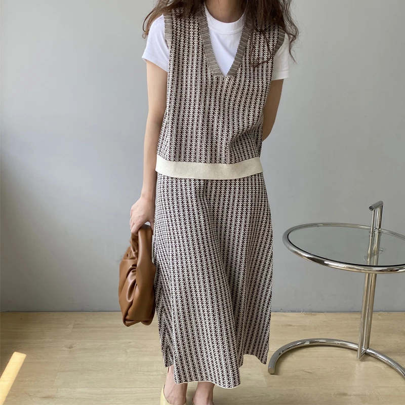 

Spring and Autumn Women's Casual Plaid V-neck Sleeveless Knitted Vest + High Waist Knitted Skirt Set