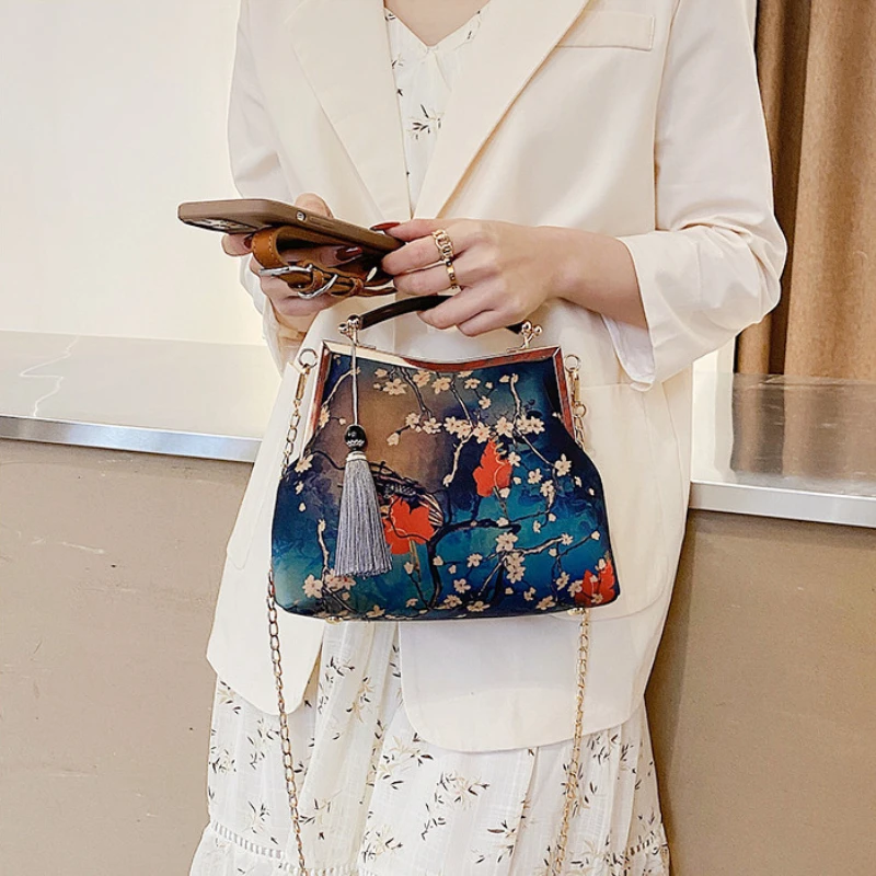 

Vintage Embroidery Shoulder Bags for Women Tassel Ladies Tote Handbags Handmade Elegant Designer Female Crossbody Bag Chains New