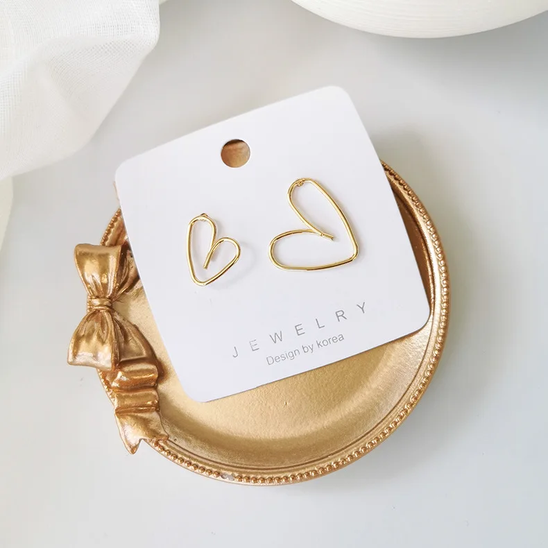 

New Simple Asymmetric Love Earrings Sweety Geometric heart-shaped Oorbellen Stud Earrings For Girl Bijoux Accessories