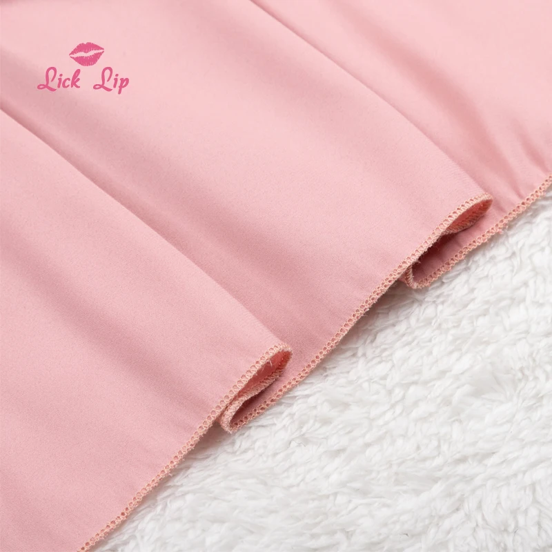 Женская шелковая ночная рубашка на бретельках с глубоким V-образным вырезом |