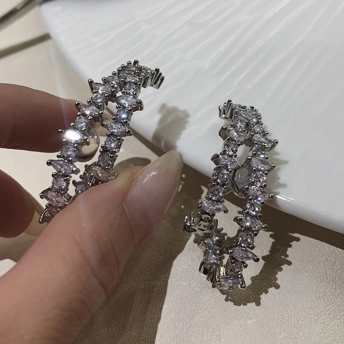 

Original Design High-Grade Irregular Light Diamond Curved Ear Studs Sterling Silver Needle Eardrops Earrings Female Fashion