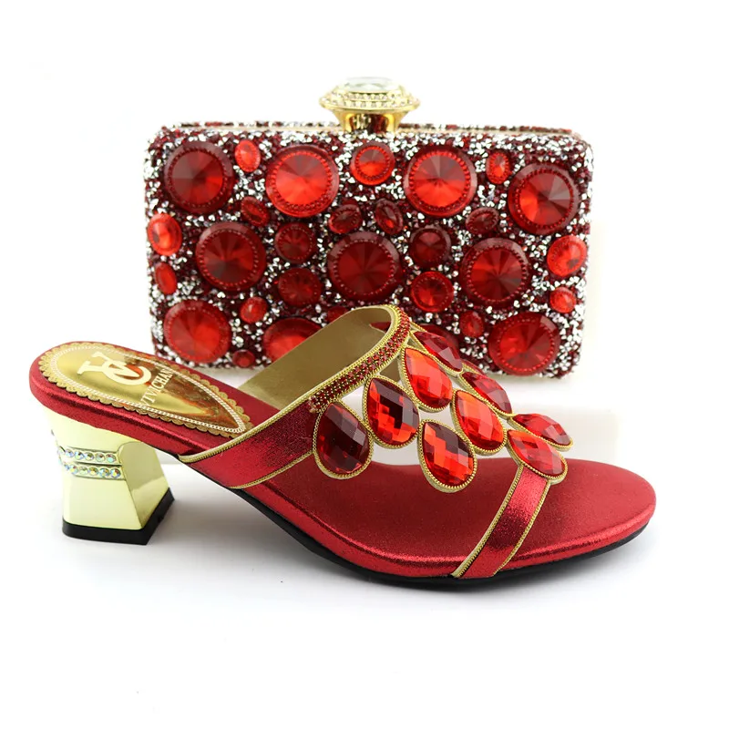Модный итальянский комплект из туфель и сумочки украшенный стразами Комплект