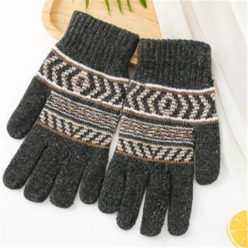 Жаккардовые полностью соответствуют теплым перчаткам бархатные зимние