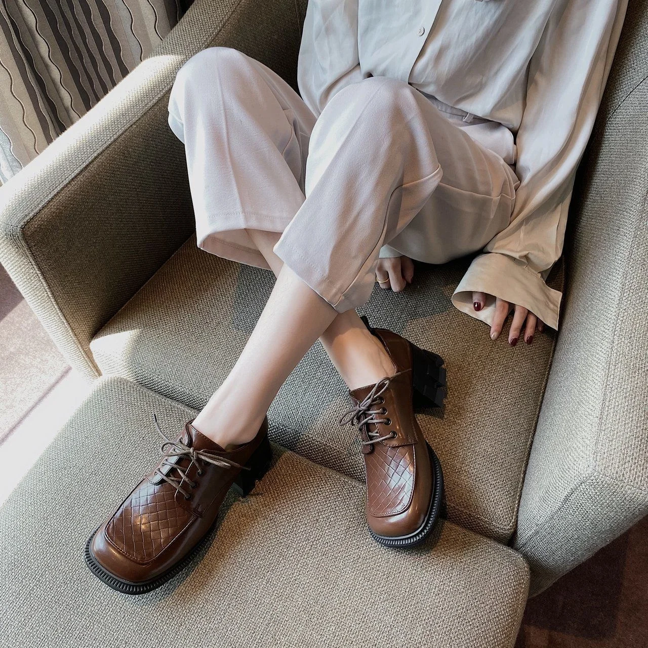 

Casual leather shoes women's spring 2021 new single shoes women's casual square head thick heel black small leather shoes