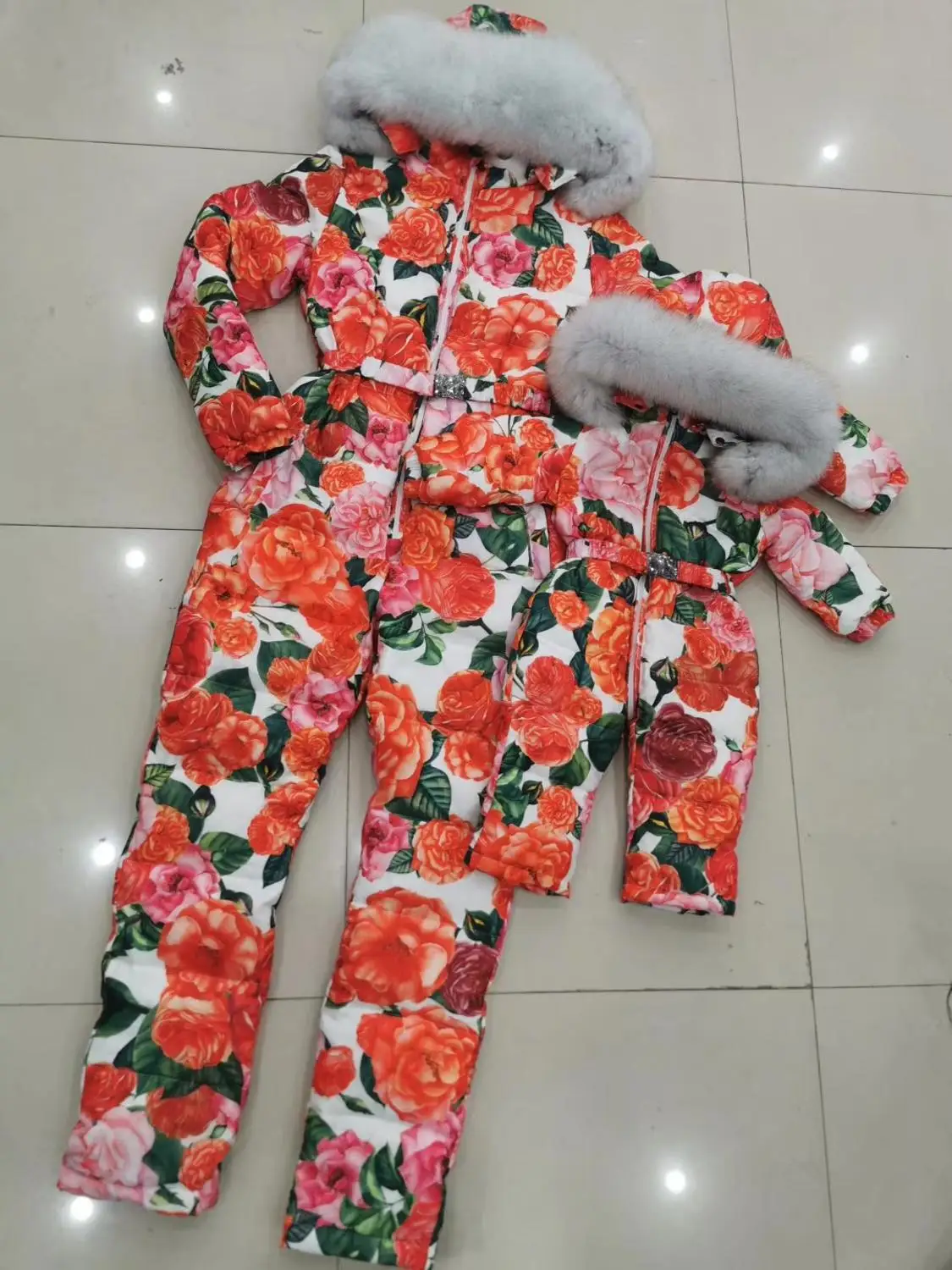 Женский зимний комбинезон на белом утином пуху с цветочным принтом | Женская