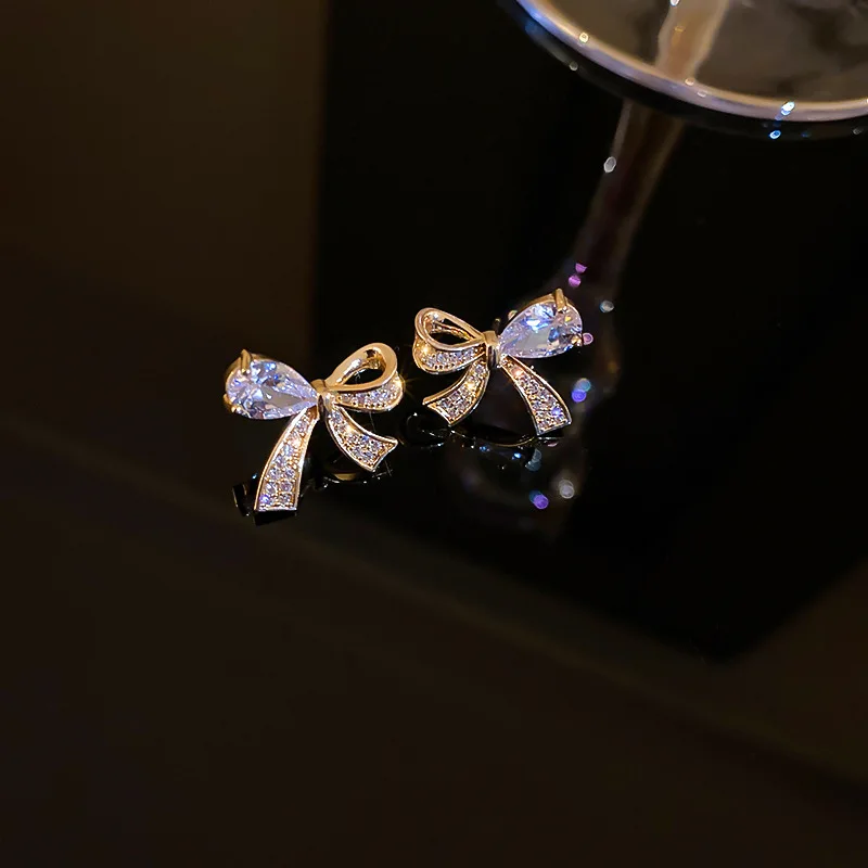 

Женские серьги-гвоздики с фианитами