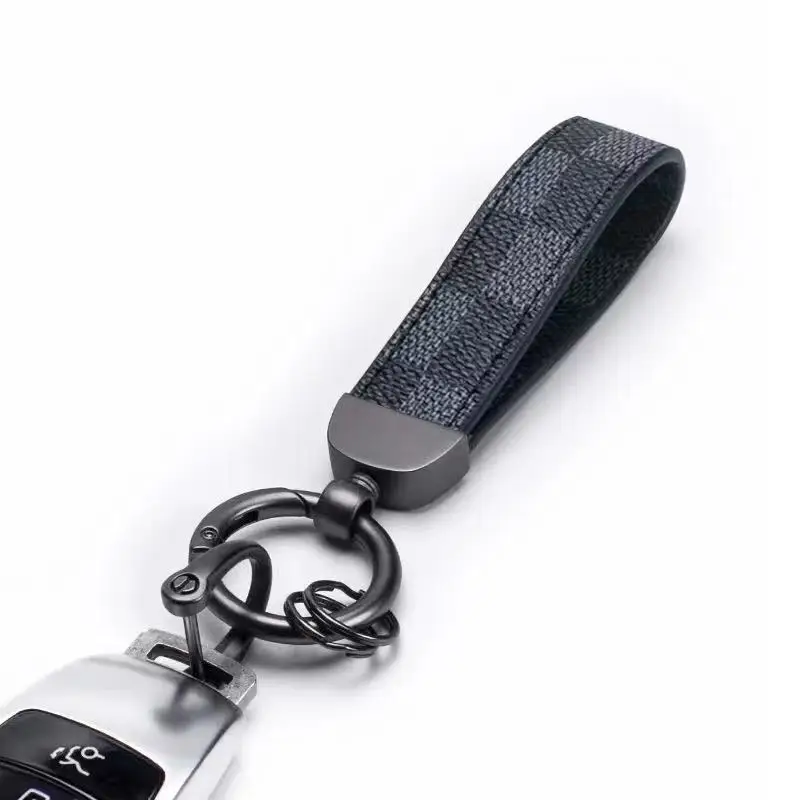 Кожаный брелок с квадратным узором и черной пряжкой для ключей автомобильный