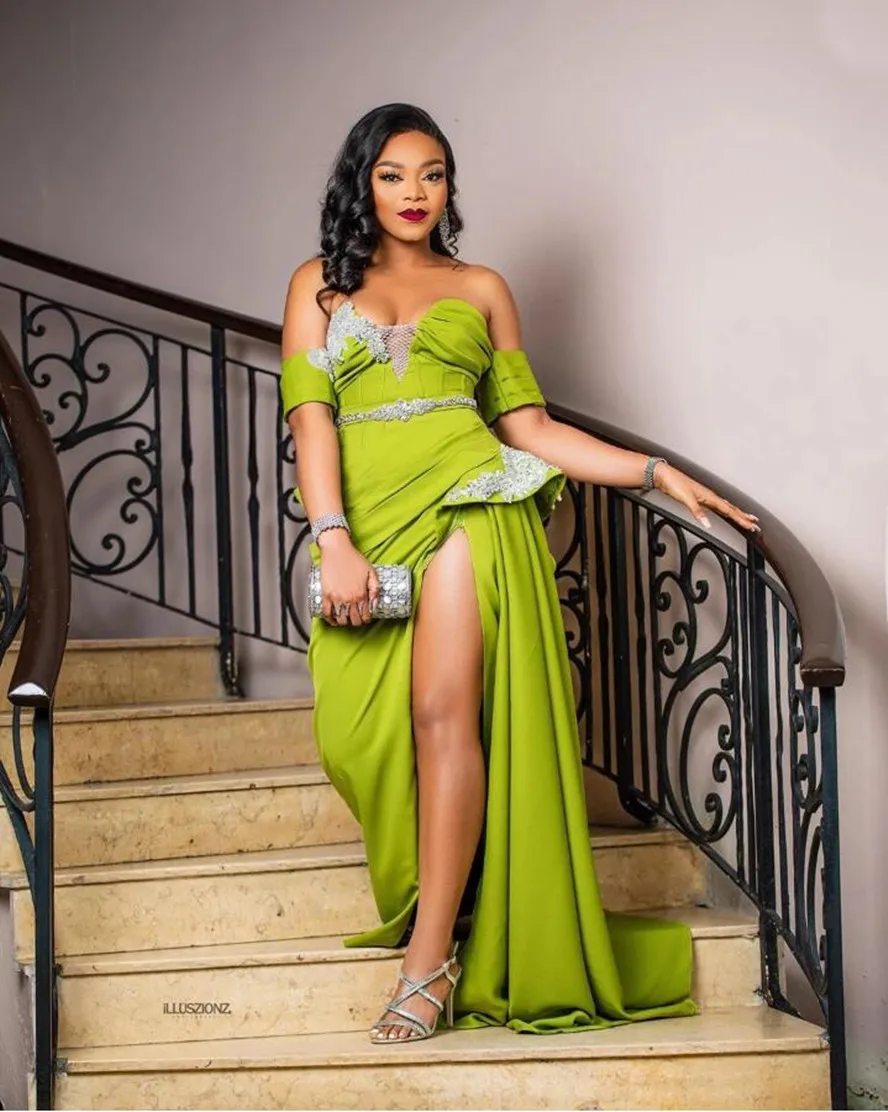 

Женское платье с открытыми плечами, с разрезом сбоку