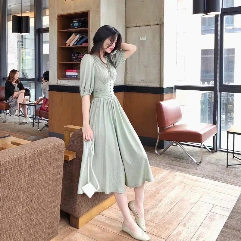 Слегка зрелое платье с контролируемой талией стройнящее во французском стиле