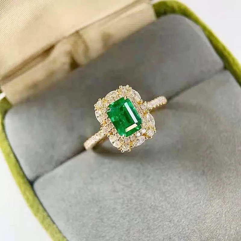 

Женское кольцо из серебра 925 пробы с натуральным изумрудом