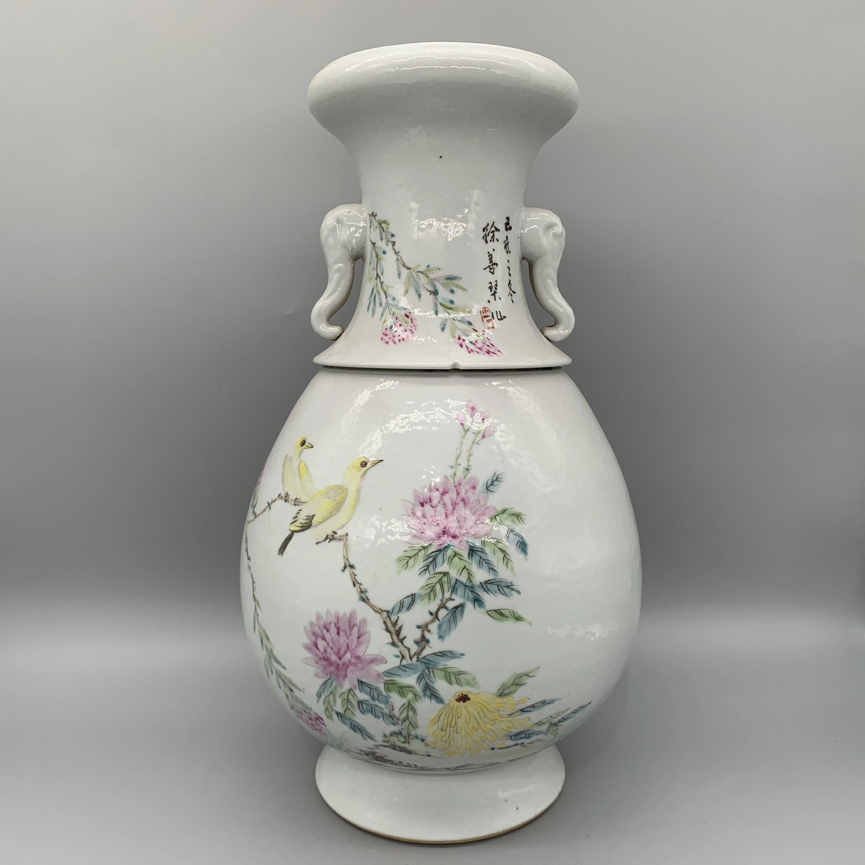 

В светильник малиновый ваза сделано Сюй Shanqin в Цинской династии Китай (материк)