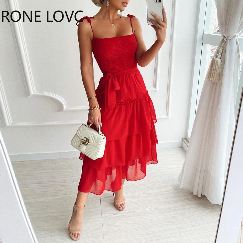 

Женское летнее платье на бретельках с оборками