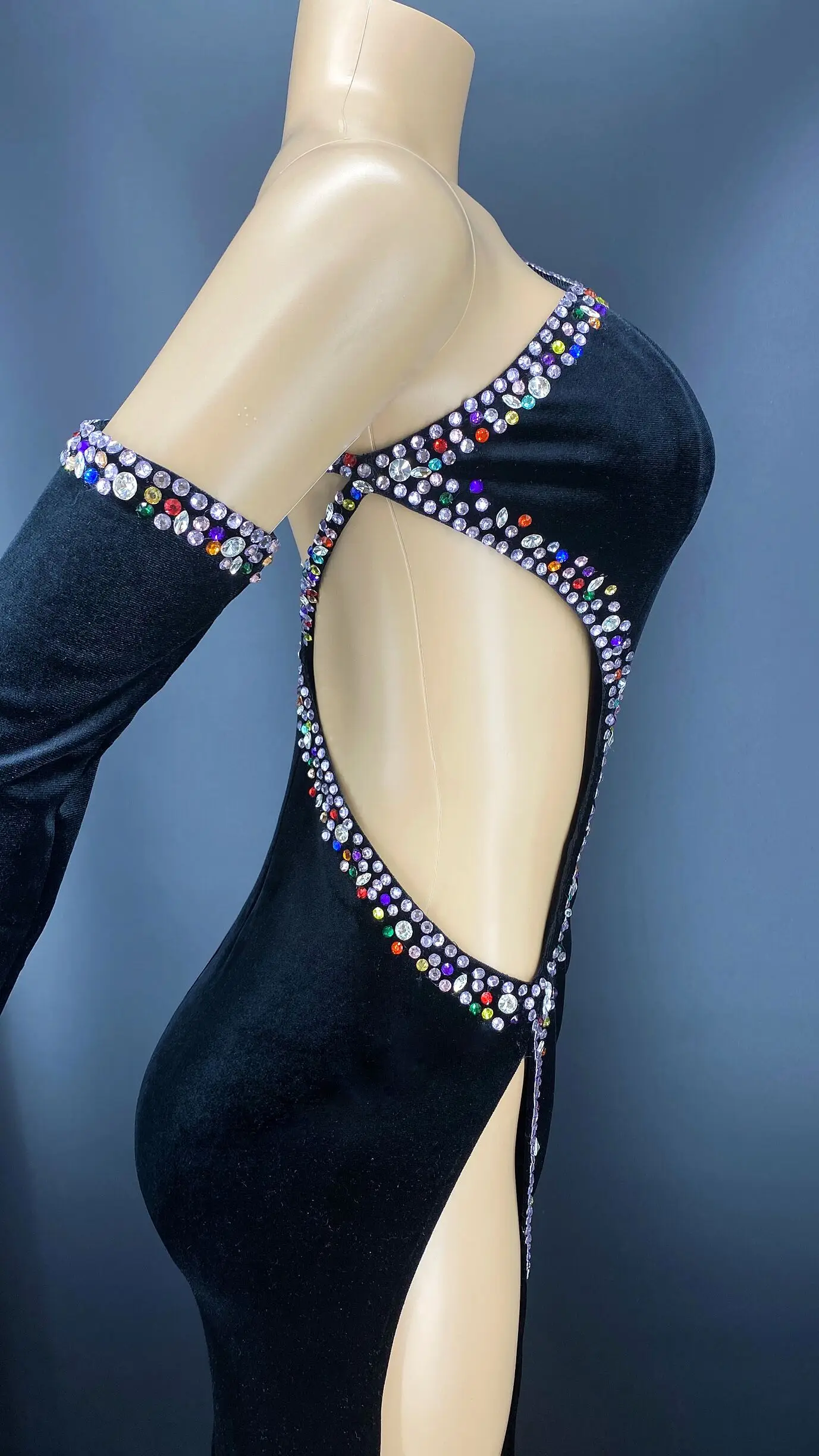 Черное длинное платье стразы с вырезами черные бархатные перчатки женские