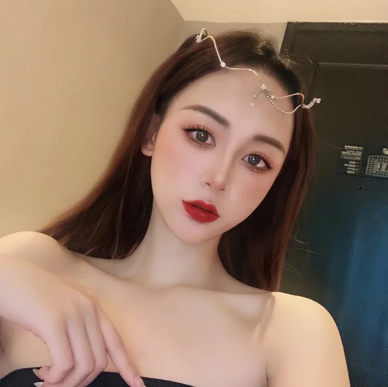 Женское колье с подвеской в виде капли кристаллами |