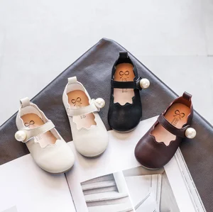 Туфли из искусственной кожи для девочек, мягкая обувь на плоской подошве, с жемчугом, с вырезами, для принцесс, лоферы