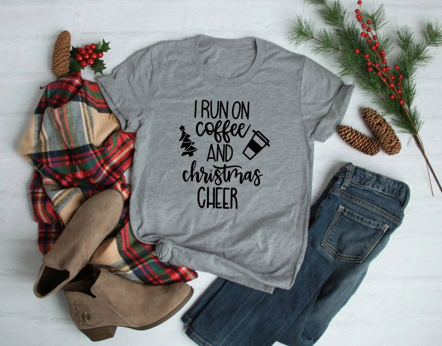 Футболка с надписью I Run On Coffee and Christmas Cheer стильная креативная Уличная
