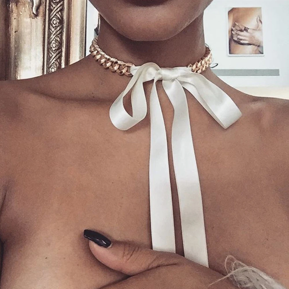 Красного черного и белого цвета с бантом из ленты на короткой цепочке колье