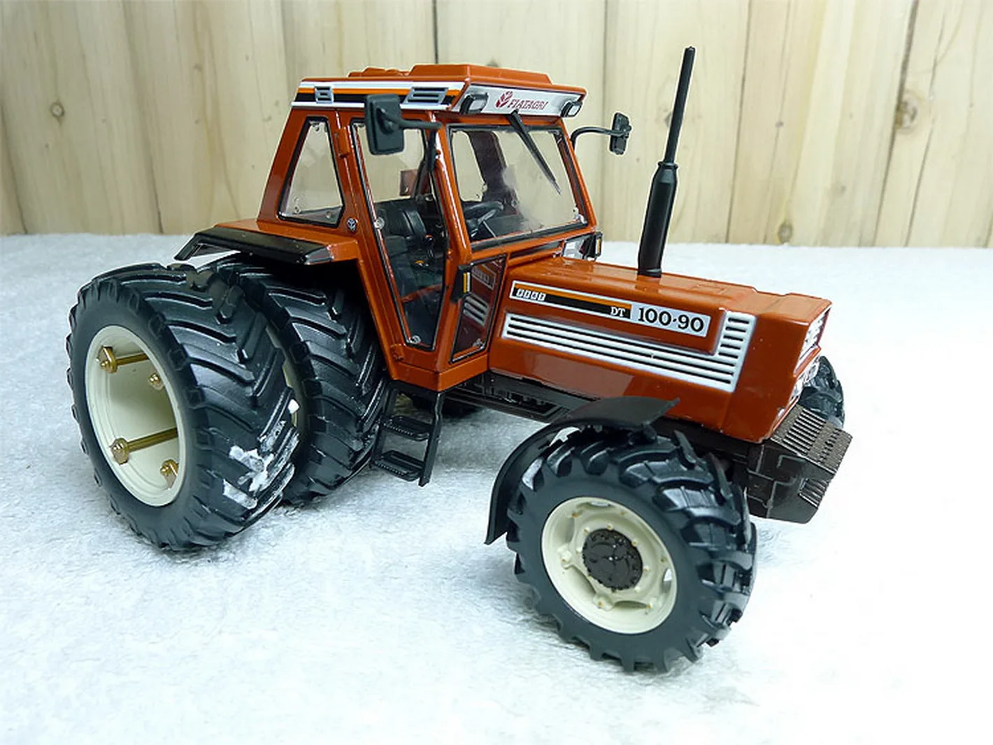 Автомобильный трактор с двумя задними колесами модель REP024 1/32 Fiat 100-90 |