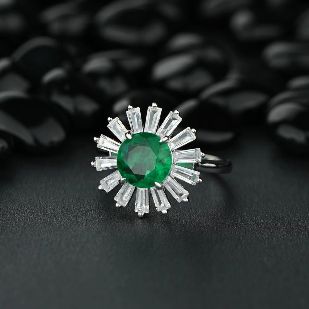 Кольцо женское из серебра пробы с изумрудом