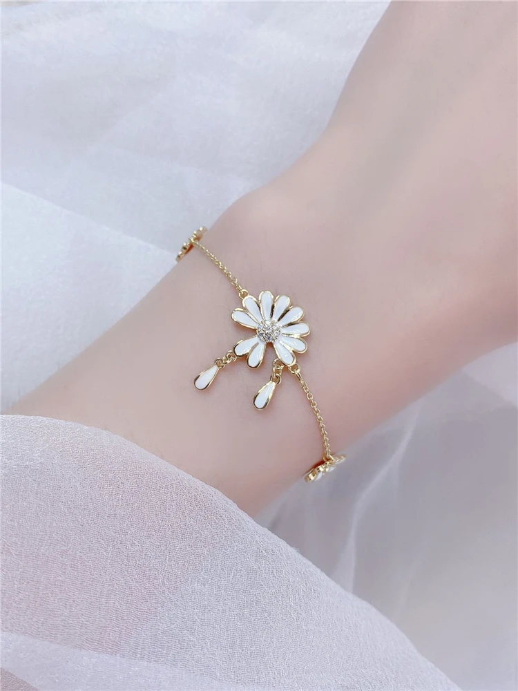 

2021 new trend South Korean personality sweet creative design necklace contracted compact and pure and fresh woman's necklace