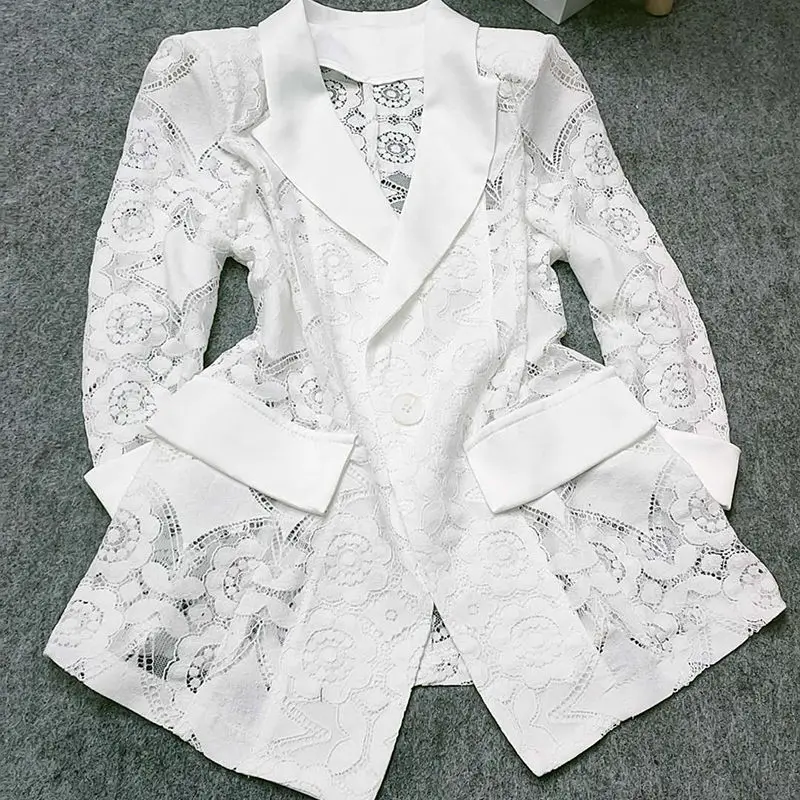 Женский кружевной пиджак черно-белый с пятиконечными рукавами и брюки в