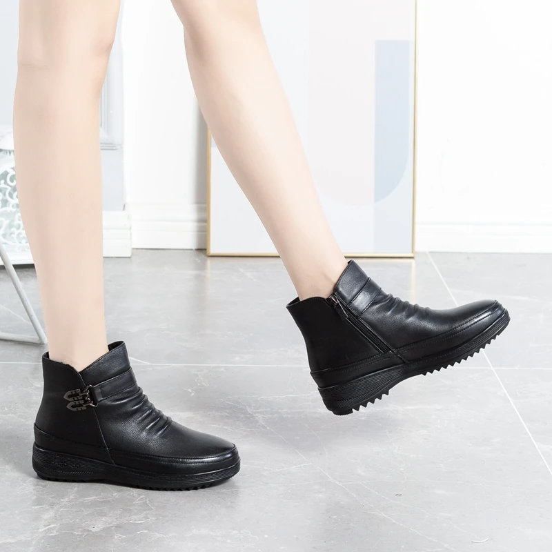 

Winter mother leather shoes leather soft sole 2020 new second cotton plus velvet middle-aged comfortable flat bottom