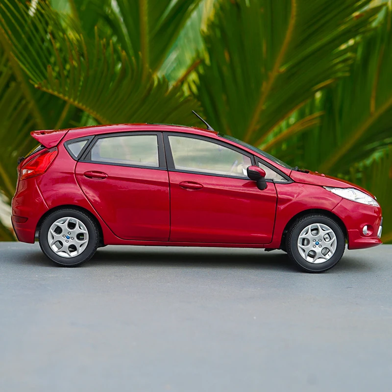 Высокотщательная модель автомобиля 1:18 FORD FIESTA из сплава статическая