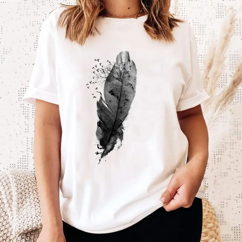 

Женская футболка с коротким рукавом, с принтом перьев