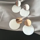 Серьги-подвески женские из натуральной ракушки, с круглыми металлическими элементами