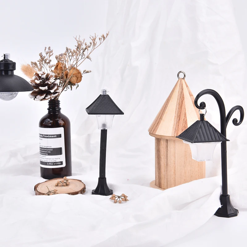 

Mini Road Light Model Resin Craft Micro Landscape Miniatures Streetlamp Figurine Creative Light Small Ornaments