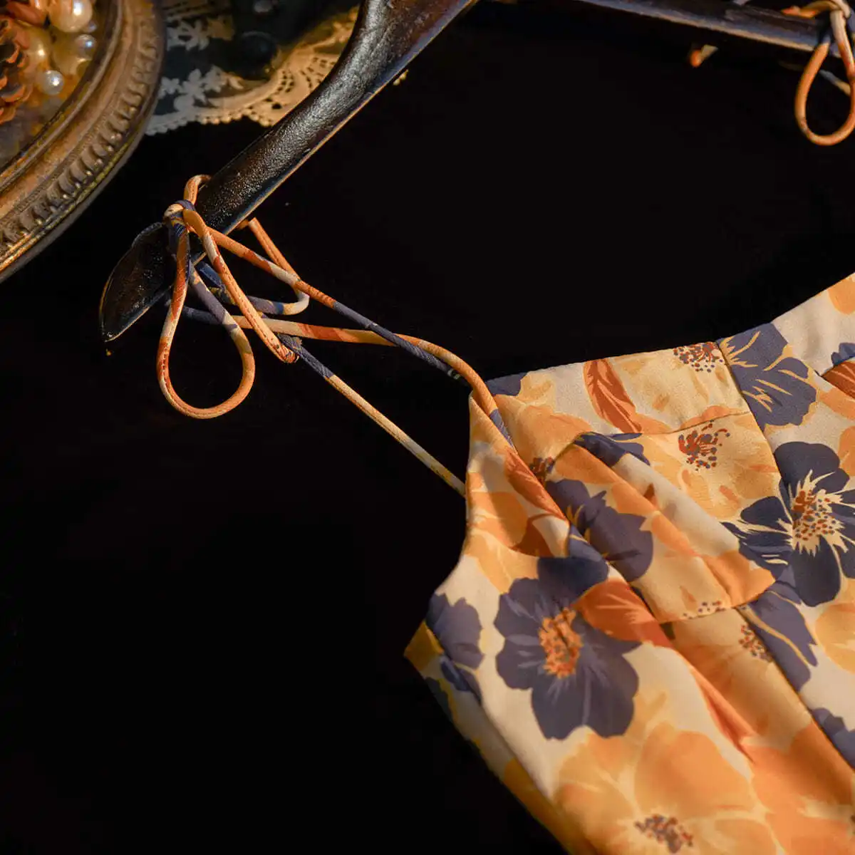 

Jinchuan 11 / French dress retro minority embossed suspender skirt with thin waist and broken flower skirt fried Street skirt