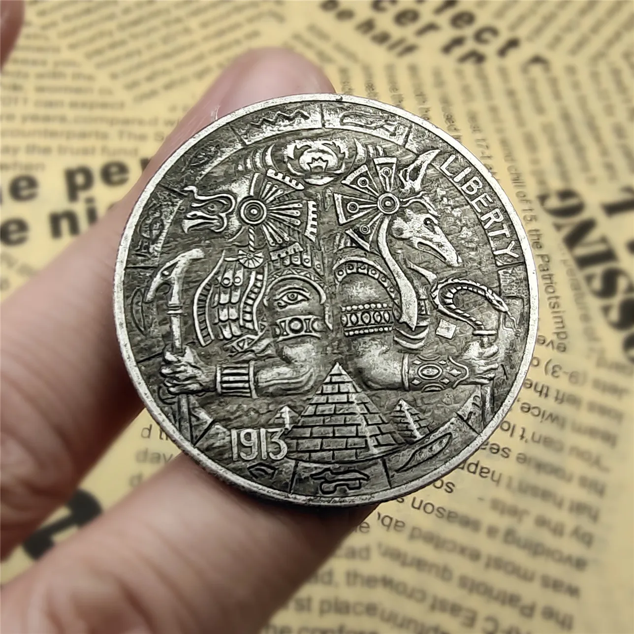 

The Patron Saint of The Egyptian Pharaohs Basso-Relievo Anubis and Horus Pattern Collectible Coin Hobo Nickel Commemorative Coin